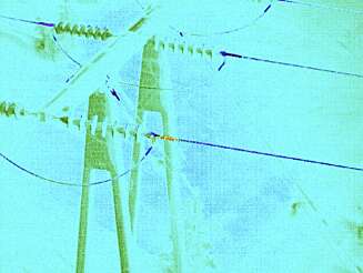 TERMOKAMERA: Med varmefølsomt kamera kan inspektørene se små temperaturavvik på strømledningen. Oransje farge viser varmgang ved en isolator - det kan gi strømstand på sikt. TERMOKAMERA: Med varmefølsomt kamera kan inspektørene se små temperaturavvik på strømledningen. Oransje farge viser varmgang ved en isolator - det kan gi strømstand på sikt.