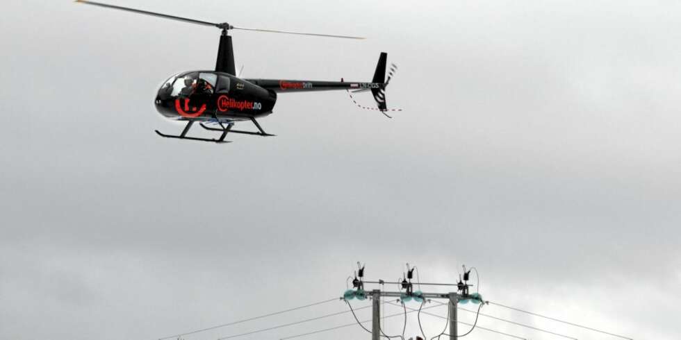 MED FALKEBLIKK: Helikopterne går svært nær strømledningen for å finne feil som kan gi potensielle strømstopp. MED FALKEBLIKK: Helikopterne går svært nær strømledningen for å finne feil som kan gi potensielle strømstopp.