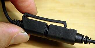 DÅRLIG: Kontakten mellom kamera og batteripakke glir lett fra hverandre under bruk. DÅRLIG: Kontakten mellom kamera og batteripakke glir lett fra hverandre under bruk.