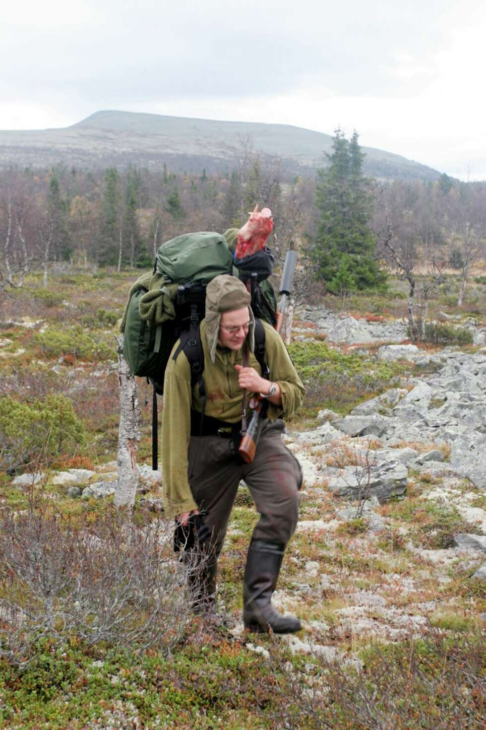 SEKK: Kjøttet er sikret og bæres hjem i en sekk som passer jegeren. SEKK: Kjøttet er sikret og bæres hjem i en sekk som passer jegeren.