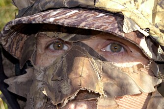 KAMUFLASJE er viktig på duejakt, duene ser godt. Litt vind gjør landskapet mer urolig, og duene blir noe mindre vare. (Foto: Knut Brevik) KAMUFLASJE er viktig på duejakt, duene ser godt. Litt vind gjør landskapet mer urolig, og duene blir noe mindre vare. (Foto: Knut Brevik)