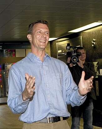 SÅÅÅ STOR: Prins Joachim var i et strålende humør da han møtte pressen etter fødselen. SÅÅÅ STOR: Prins Joachim var i et strålende humør da han møtte pressen etter fødselen.