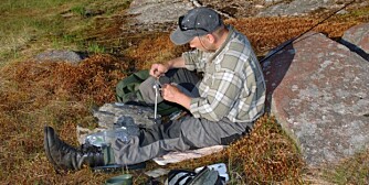 FLUEBINDING: Ta med bindeutstyret på fisketuren, så kan du binde den optimale flua der og da. (Foto: Bjørn M. Pettersen) FLUEBINDING: Ta med bindeutstyret på fisketuren, så kan du binde den optimale flua der og da. (Foto: Bjørn M. Pettersen)