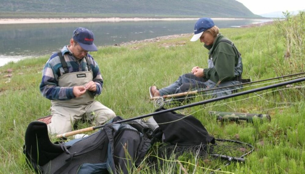 NETTVERK: Ta gjerne en prat med andre laksefiskere! (Foto: Dag Kjelsaas) NETTVERK: Ta gjerne en prat med andre laksefiskere! (Foto: Dag Kjelsaas)