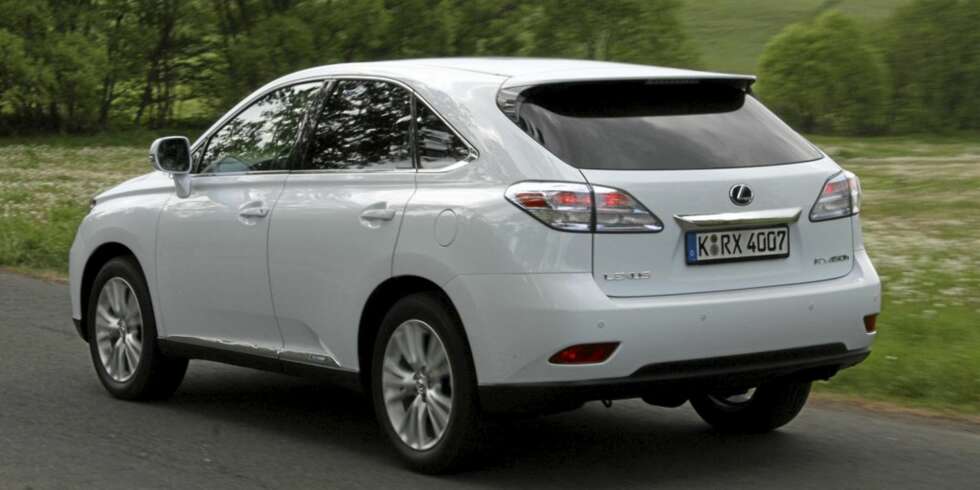 LEXUS RX 450h er en ordentlig komfortabel langtursbil, men tar gjerne en sving eller to om du ber den om det. Noen svingemester er den imidlertid ikke ¿ her er det raffinert trygghet og komfort som gjelder. LEXUS RX 450h er en ordentlig komfortabel langtursbil, men tar gjerne en sving eller to om du ber den om det. Noen svingemester er den imidlertid ikke ¿ her er det raffinert trygghet og komfort som gjelder.