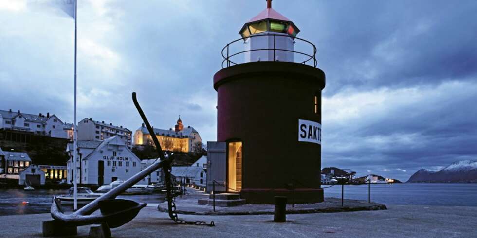 Fra fyret ser du rett inn mot Ålesund sentrum på ene siden, og ut mot skipsleden på den andre. Fra fyret ser du rett inn mot Ålesund sentrum på ene siden, og ut mot skipsleden på den andre.