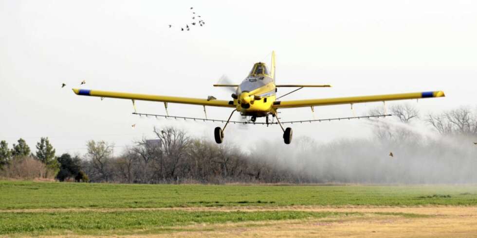 SPRØYTER FRA LUFTA: 1150 mål på en halv time - 1750 liter sprøytemiddel. SPRØYTER FRA LUFTA: 1150 mål på en halv time - 1750 liter sprøytemiddel.