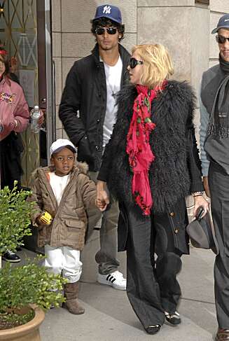 Madonna, Jesus Luz og David Banda kommer ut fra Kabbala-tempelet på Manhattan. Madonna, Jesus Luz og David Banda kommer ut fra Kabbala-tempelet på Manhattan.