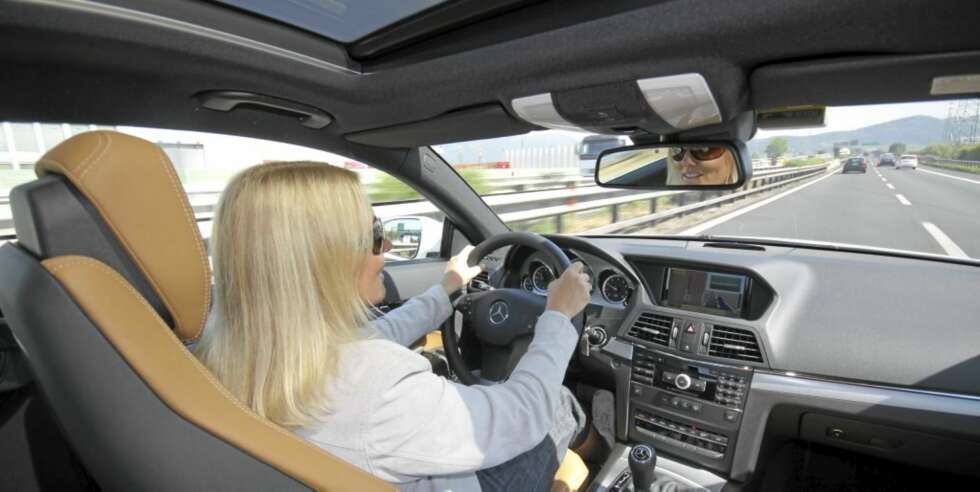 MORO PÅ MOTORVEI: Mercedes E Coupé E500 får utfolde seg ved lanseringskjøringen. MORO PÅ MOTORVEI: Mercedes E Coupé E500 får utfolde seg ved lanseringskjøringen.