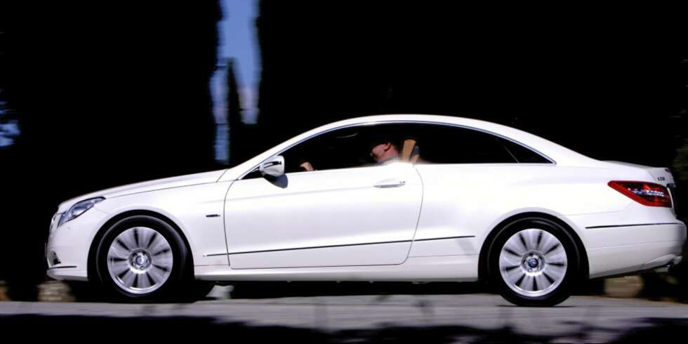 SOM EN HVIT PIL: Baklengs forbi sypresser og vingårder i Toscana. Aerodynamiske nye E Coupé rygger på dette bildet. SOM EN HVIT PIL: Baklengs forbi sypresser og vingårder i Toscana. Aerodynamiske nye E Coupé rygger på dette bildet.