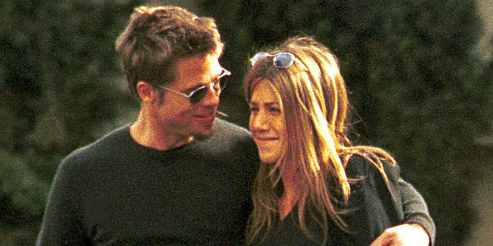FORELSKET SUPERPAR: Brad og Jennifer i 1999 -ett år før de giftet seg. FORELSKET SUPERPAR: Brad og Jennifer i 1999 -ett år før de giftet seg.