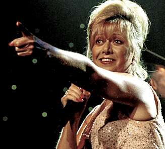 Elaine Paige er Susans store idol. Både publikum og dommere hånlo da Susan sa at målet var å bli like flink som henne. Nå har den kjente sangeren gitt Susan beskjed om at hun gjerne vil synge duett med henne! Elaine Paige er Susans store idol. Både publikum og dommere hånlo da Susan sa at målet var å bli like flink som henne. Nå har den kjente sangeren gitt Susan beskjed om at hun gjerne vil synge duett med henne!