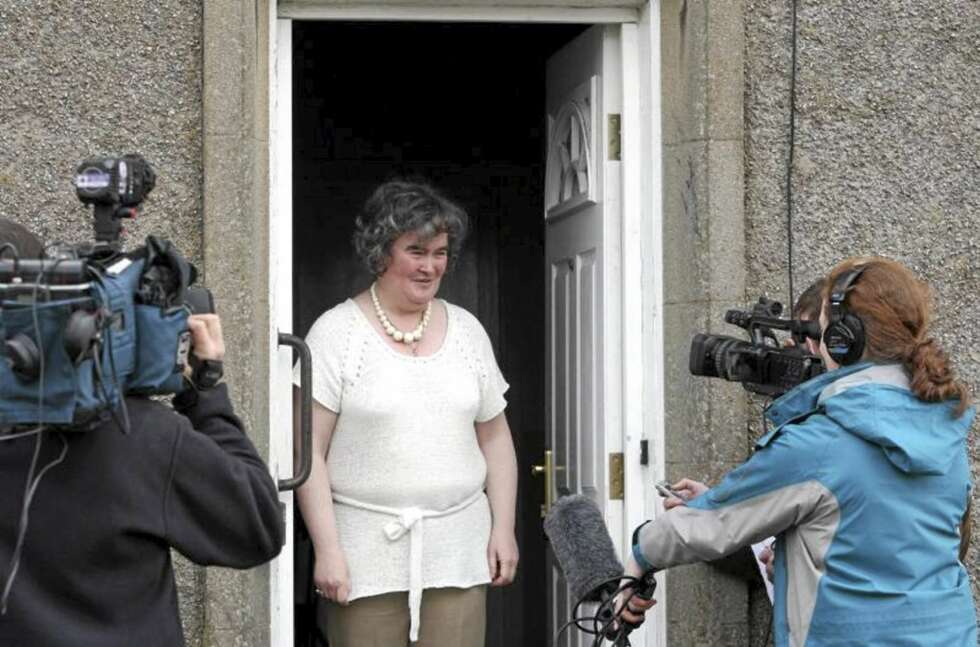 Susan Boyle har fått kjendisstatus og er blitt en ettertraktet medieyndling. Nå har hun vært nødt til å sette opp gjerde foran huset sitt for at ikke kjendispressen skal tråkke ned hageplenen. Susan Boyle har fått kjendisstatus og er blitt en ettertraktet medieyndling. Nå har hun vært nødt til å sette opp gjerde foran huset sitt for at ikke kjendispressen skal tråkke ned hageplenen.