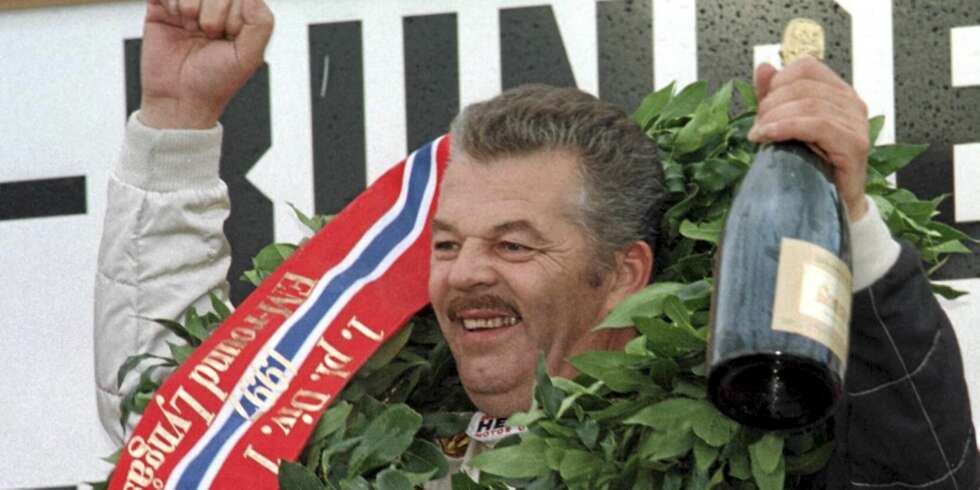Martin Schanche jublende på seierspallen etter seieren i søndagens finale under EM-runden i Rally-Cross på Lyngås.
Scan-Foto: Erik Johansen Martin Schanche jublende på seierspallen etter seieren i søndagens finale under EM-runden i Rally-Cross på Lyngås.
Scan-Foto: Erik Johansen