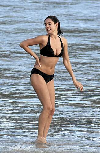 Kelly Brook er etterspurt som bikinimodell, men her er hun "off duty". Kelly Brook er etterspurt som bikinimodell, men her er hun "off duty".