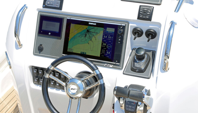 GLASSCOCKPIT: VesselView og stor plotter med full motorintegrasjon gir flyaktig førermiljø. Og med to utenbordsmotorer på hekken er ikke joystick bare forbeholdt store innenbordsmotorer (FOTO: Terje Bjørnsen). GLASSCOCKPIT: VesselView og stor plotter med full motorintegrasjon gir flyaktig førermiljø. Og med to utenbordsmotorer på hekken er ikke joystick bare forbeholdt store innenbordsmotorer (FOTO: Terje Bjørnsen).