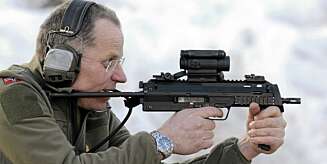 TILPASSET TRUSSELEN: Det er livsviktig for soldatene i Afganistan å kunne velge utstyr etter trusselnivået, sier Generalinspektøren for Hæren, Per Sverre Opedal. Her med Hærens nyeste maskinpistol, MP-7. TILPASSET TRUSSELEN: Det er livsviktig for soldatene i Afganistan å kunne velge utstyr etter trusselnivået, sier Generalinspektøren for Hæren, Per Sverre Opedal. Her med Hærens nyeste maskinpistol, MP-7.