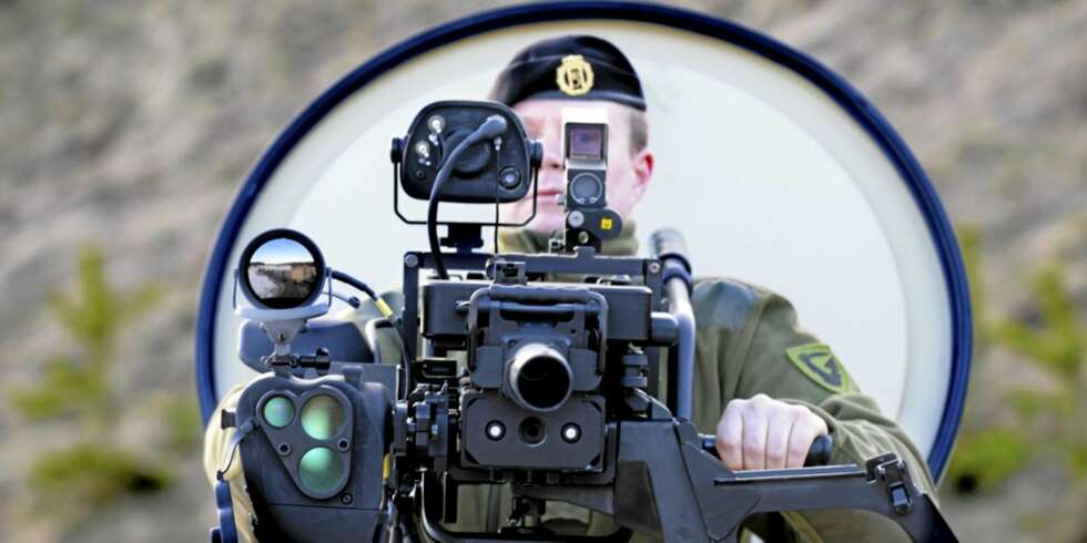 TEPPEBOMBING: Med det norskproduserte ildstyringssystemet Vingmate og 40 mm granatkaster kan mål teppebombes med høy presisjon helt ut til 1,5 kms avstand. TEPPEBOMBING: Med det norskproduserte ildstyringssystemet Vingmate og 40 mm granatkaster kan mål teppebombes med høy presisjon helt ut til 1,5 kms avstand.