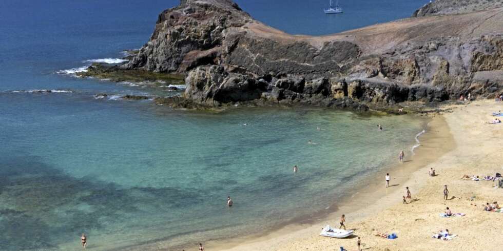 Lanzarote er den østligste av Kanariøyene. Flere hundre utslokte vulkaner har etterlatt seg et trolsk og berglendt landskap, kombinert med de nydeligste strender. Lanzarote er den østligste av Kanariøyene. Flere hundre utslokte vulkaner har etterlatt seg et trolsk og berglendt landskap, kombinert med de nydeligste strender.
