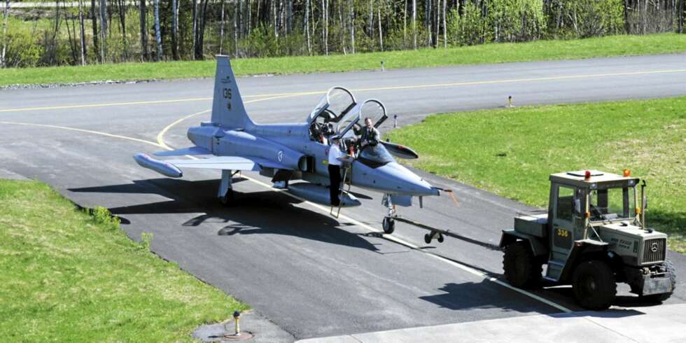 LUFTES: En gang i måneden luftes F-5-jagerflyene. LUFTES: En gang i måneden luftes F-5-jagerflyene.