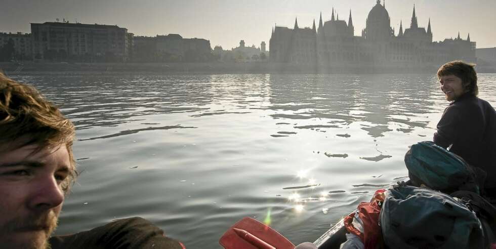 PAPIRER? Gutta på padletur på Donau - men ikke alltid med papirene i orden. PAPIRER? Gutta på padletur på Donau - men ikke alltid med papirene i orden.