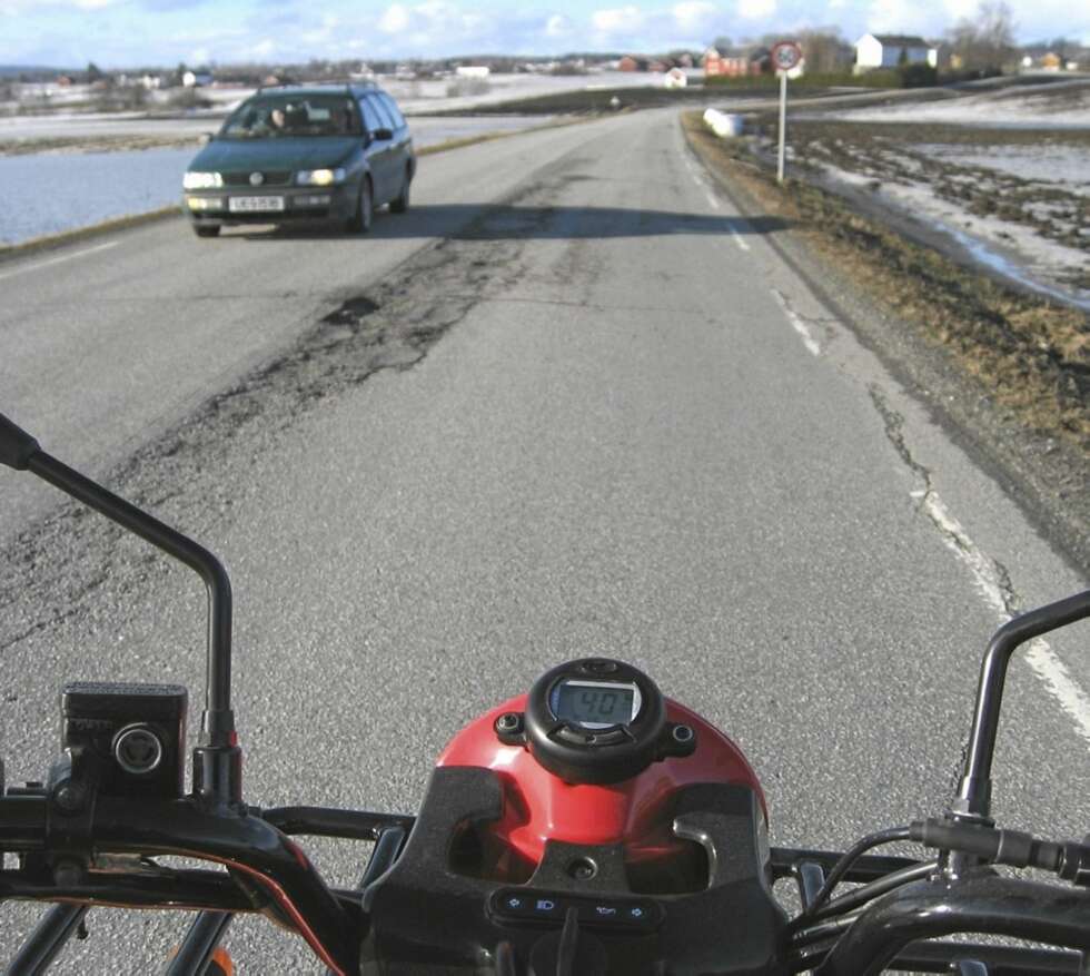 LOVLIG: For en inngrodd motorsyklist, er det en pussig opplevelse å kunne ferdes lovlig langs landeveien på en firehjuling. LOVLIG: For en inngrodd motorsyklist, er det en pussig opplevelse å kunne ferdes lovlig langs landeveien på en firehjuling.