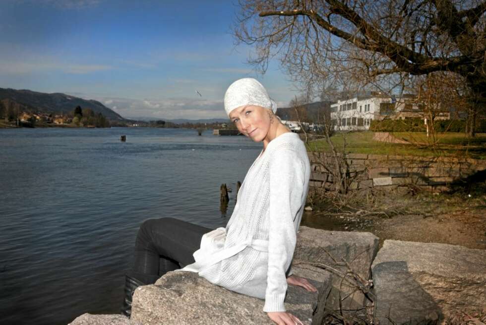 Maren-Sofie synes det hjelper å være ute i finværet, selv om kreftbehandlingen har gjort henne lyssky. Maren-Sofie synes det hjelper å være ute i finværet, selv om kreftbehandlingen har gjort henne lyssky.