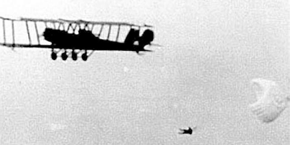 VÅGESTYKKE: Luftpionerene tok mange sjanser. Leslie ""Himmelhøy"" Irvin var definitivt en av dem. Bildet er fra fallskjermtesting over McCook-basen i 1919. VÅGESTYKKE: Luftpionerene tok mange sjanser. Leslie ""Himmelhøy"" Irvin var definitivt en av dem. Bildet er fra fallskjermtesting over McCook-basen i 1919.