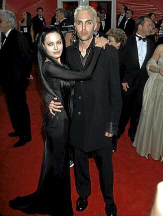 2000: Ravnsvart Angelina Jolie sammen med broren James Haven i 2000. 2000: Ravnsvart Angelina Jolie sammen med broren James Haven i 2000.