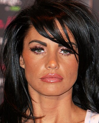 NEI!: Katie Price demonstrerer hvordan man IKKE skal legge lipliner og lipgloss. NEI!: Katie Price demonstrerer hvordan man IKKE skal legge lipliner og lipgloss.
