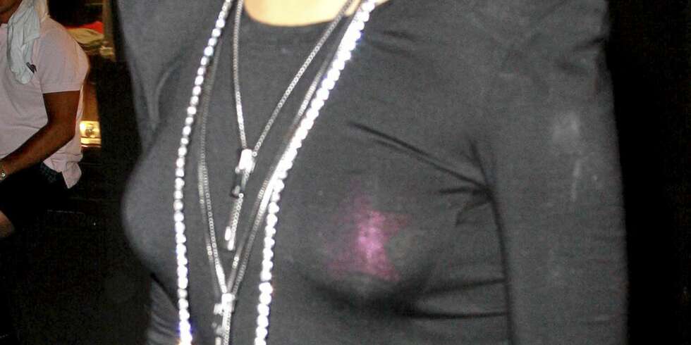 STJERNEKLART: Rihanna er glad i å utsmykke puppene sine. STJERNEKLART: Rihanna er glad i å utsmykke puppene sine.