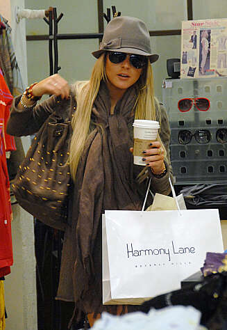 HEKTET PÅ SHOPPING: Lindsay Lohan elsker Harmony Lane. HEKTET PÅ SHOPPING: Lindsay Lohan elsker Harmony Lane.
