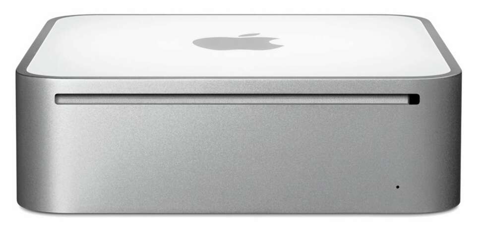 MATBOKS: Sprekken du ser på bildet er der DVD-brenneren sitter, og gir en pekepinn på hvor liten Mac mini faktisk er. MATBOKS: Sprekken du ser på bildet er der DVD-brenneren sitter, og gir en pekepinn på hvor liten Mac mini faktisk er.