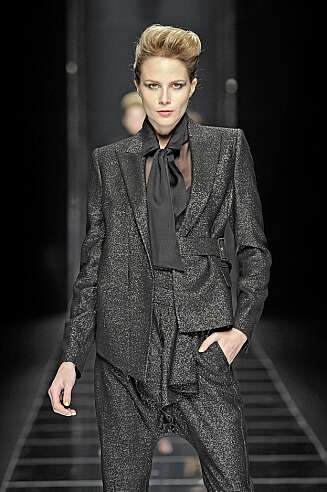 POWER DRESSING: Den såkalte power suiten er tilbake for fult. her fra John Richmond sin visning. POWER DRESSING: Den såkalte power suiten er tilbake for fult. her fra John Richmond sin visning.