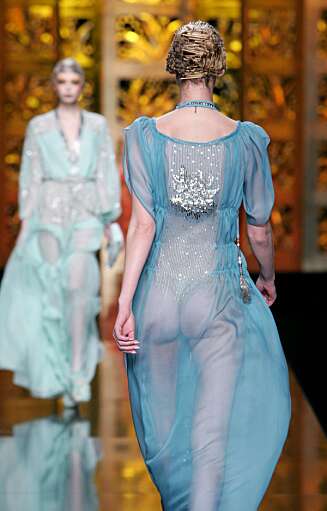 GJENNOMSIKTIG TREND: Mange av designerne viste fram gjennomsiktige topper uner moteukene. Christian Dior gikk for en gjennosiktig kjole. GJENNOMSIKTIG TREND: Mange av designerne viste fram gjennomsiktige topper uner moteukene. Christian Dior gikk for en gjennosiktig kjole.