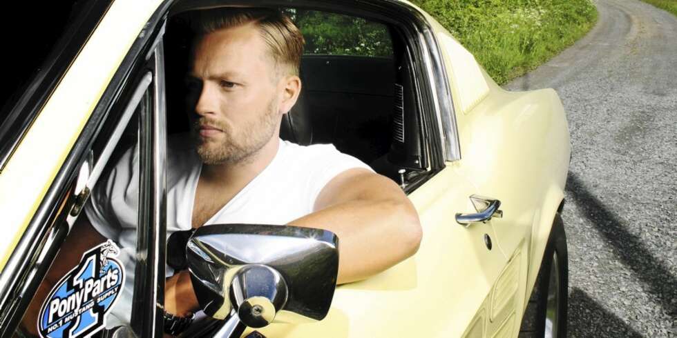 Skuespiller Sondre Krogtoft Larsen med en ford mustang. Akutell i filmen Snarveien. Skuespiller Sondre Krogtoft Larsen med en ford mustang. Akutell i filmen Snarveien.