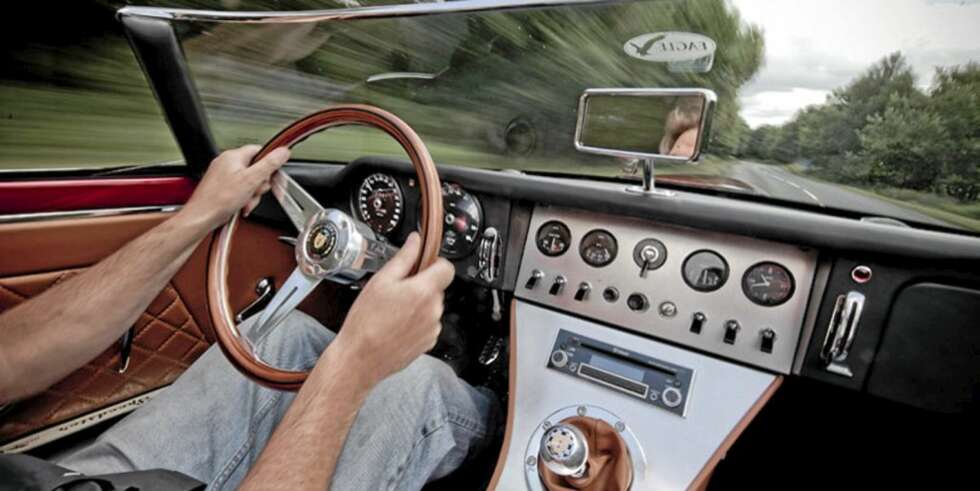 VENSTRERATT: På en engelsk bil? Jepp, eieren av denne E-type Speedster er amerikaner. VENSTRERATT: På en engelsk bil? Jepp, eieren av denne E-type Speedster er amerikaner.