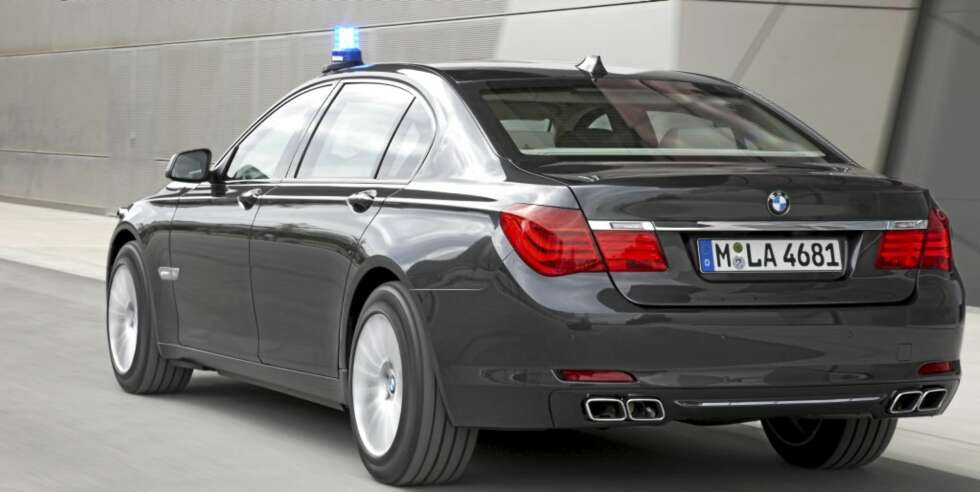 FORTSATT TRIVELIG: På tross av heftig vektøkning som følge av pansringen, skal omfattende understellsoppgraderinger samt store motorer sørge for at BMW 7-serie i pansret utgave fortsatt er trivelig for sjåfør og passasjerer. FORTSATT TRIVELIG: På tross av heftig vektøkning som følge av pansringen, skal omfattende understellsoppgraderinger samt store motorer sørge for at BMW 7-serie i pansret utgave fortsatt er trivelig for sjåfør og passasjerer.