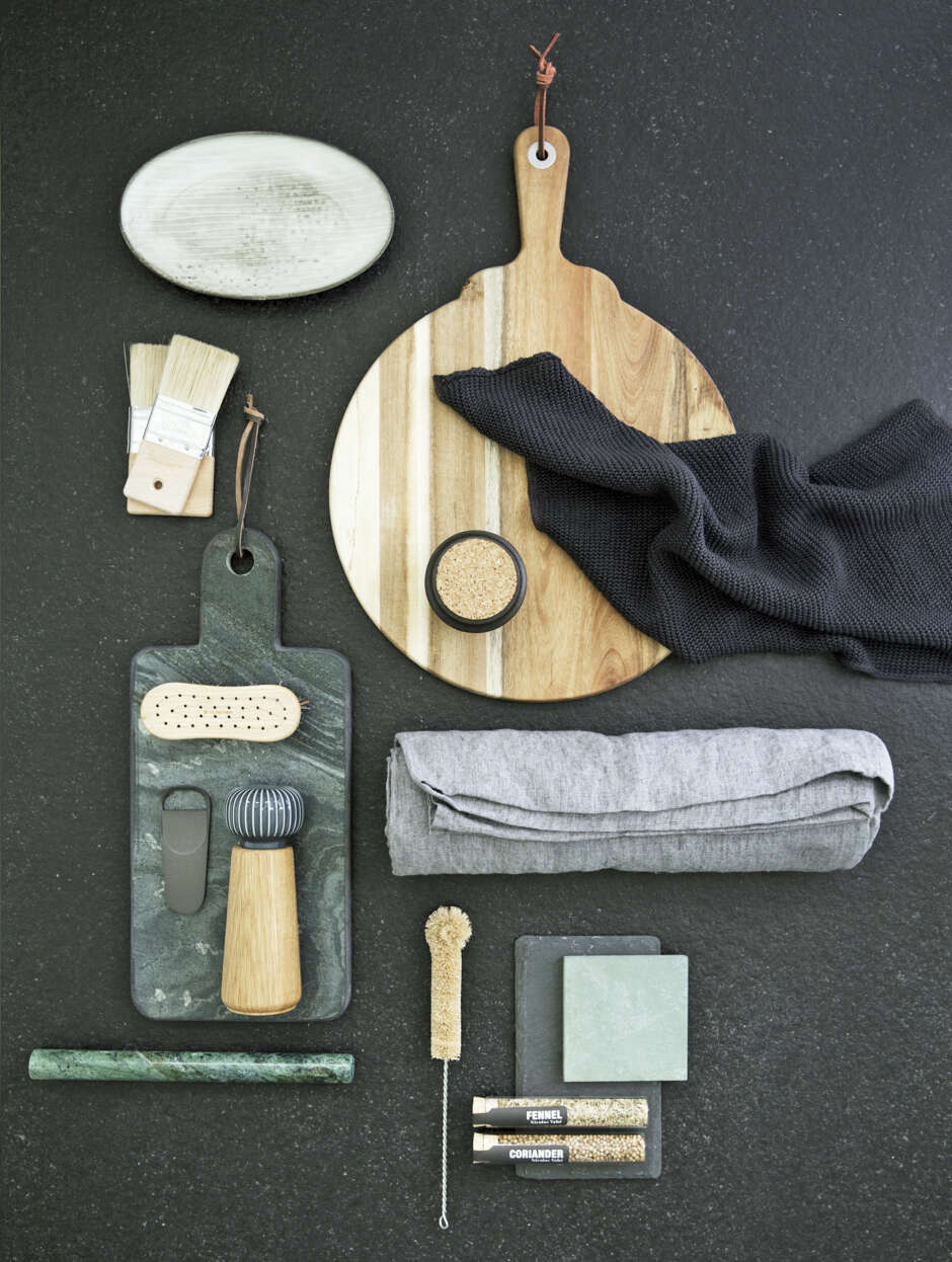 KJØLIG OG SKIFER: Skifer, marmor og keramikk står godt mot det varme i treverket (FOTO: Anne Bråtveit/STYLING: Silje Aune Eriksen): KJØLIG OG SKIFER: Skifer, marmor og keramikk står godt mot det varme i treverket (FOTO: Anne Bråtveit/STYLING: Silje Aune Eriksen):