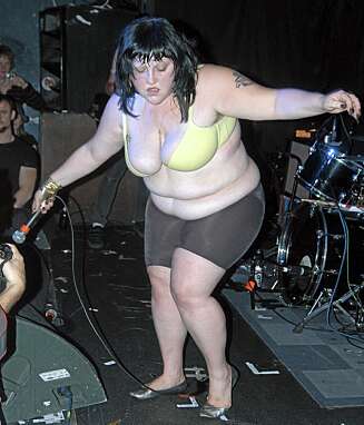 FOR LITE: Det er flott at Beth Ditto er glad i kroppen sin. Men så lite klær som dette utenfor badesesongen burde vært ulovlig uansett kroppsfasong. FOR LITE: Det er flott at Beth Ditto er glad i kroppen sin. Men så lite klær som dette utenfor badesesongen burde vært ulovlig uansett kroppsfasong.
