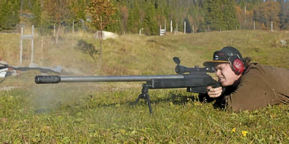 STORT SMELL: Det smeller fælt og rekylen er voldsom, men til å leve med¿(Foto: Yngve Ask) STORT SMELL: Det smeller fælt og rekylen er voldsom, men til å leve med¿(Foto: Yngve Ask)