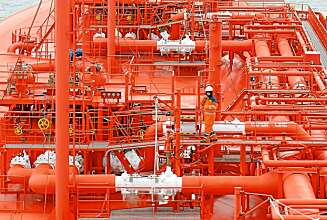 ISKALDT: LNG-gassen holder minus 163 grader. Det danner seg et tykt islag over rørkoblingene på dekk under tanking. ISKALDT: LNG-gassen holder minus 163 grader. Det danner seg et tykt islag over rørkoblingene på dekk under tanking.