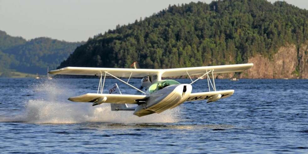 LETTER FRA SJØEN: Super Petrel letter og lander på sjøen. LETTER FRA SJØEN: Super Petrel letter og lander på sjøen.