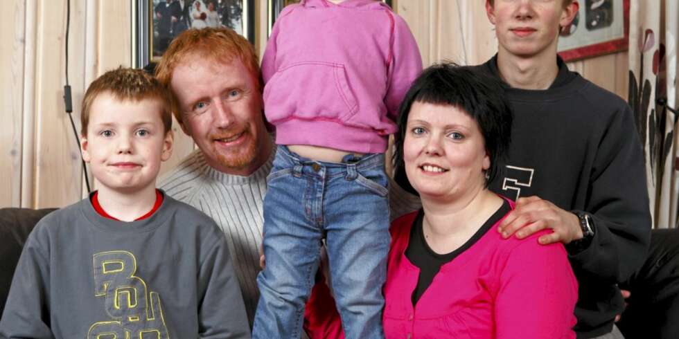 HJEMME. Familien Fallet samlet hjemme i Aurskog. Fra venstre: Jaran, Tom, Ingebjørg, Hege — og Ingebjørgs storebror, Kristian Bolstad. HJEMME. Familien Fallet samlet hjemme i Aurskog. Fra venstre: Jaran, Tom, Ingebjørg, Hege — og Ingebjørgs storebror, Kristian Bolstad.