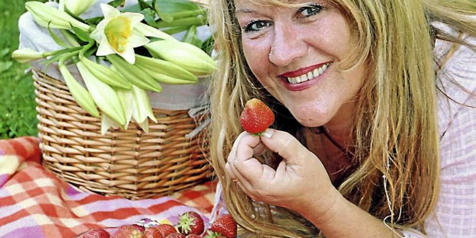 SOMMERMAT. I år tilbringer Eli de fleste sommerdagene hjemme i Son, og hun koser seg gjerne med noen sommerfriske jordbær. SOMMERMAT. I år tilbringer Eli de fleste sommerdagene hjemme i Son, og hun koser seg gjerne med noen sommerfriske jordbær.