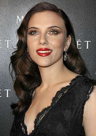 DEN ANDRE SIDEN: Vi er vant til å se Scarlett Johansson som søt og yndig blondine. Her er hun med vampyraktig med røde lepper, mørke øyne og mørkt hår. DEN ANDRE SIDEN: Vi er vant til å se Scarlett Johansson som søt og yndig blondine. Her er hun med vampyraktig med røde lepper, mørke øyne og mørkt hår.