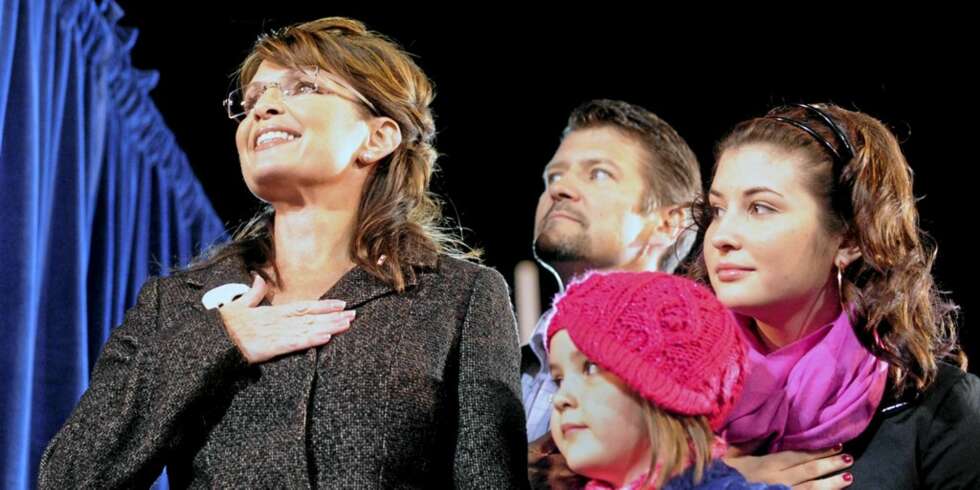I DE BESTE FAMILIER...: Sarah og Todd Palin sverger paret troskap til det amerikanske flagget. Kanskje burde de heller sverget troskap til hverandre? På bildet ser vi også to av parets fem barn, Piper og Willow. I DE BESTE FAMILIER...: Sarah og Todd Palin sverger paret troskap til det amerikanske flagget. Kanskje burde de heller sverget troskap til hverandre? På bildet ser vi også to av parets fem barn, Piper og Willow.