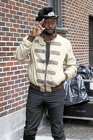 HALLA!: Will.i.am fra Black Eyed Peas fikk stå i fred utenfor studio mens Fergie gjorde seg lekker for fotografene. HALLA!: Will.i.am fra Black Eyed Peas fikk stå i fred utenfor studio mens Fergie gjorde seg lekker for fotografene.
