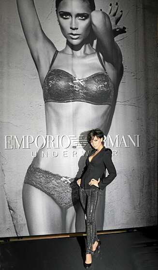 STORT FORMAT: Victoria Beckham er brettet ut på en over seks meter høy reklameplakat for Emporio Armani. Her burde eventuell løs hud være godt synlig. STORT FORMAT: Victoria Beckham er brettet ut på en over seks meter høy reklameplakat for Emporio Armani. Her burde eventuell løs hud være godt synlig.