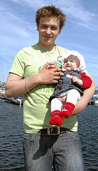 GLAD PAPPA: Når Malin ler ukontrollert og smiler for ingenting er hun i sitt ess. Her er det pappa Roger som får holde solskinnsjenta. GLAD PAPPA: Når Malin ler ukontrollert og smiler for ingenting er hun i sitt ess. Her er det pappa Roger som får holde solskinnsjenta.